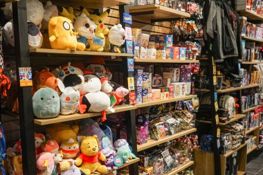 Popüler kültür, New Mexico, ABD 'deki Albuquerque' deki Cottonwood Alışveriş Merkezi 'ndeki bir Box Lunch mağazasının rafına hayvan doldurdu.