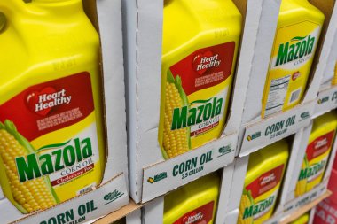 Albuquerque, NM, ABD 'deki Sam' s Club marketinin rafında satılık Mazola mısır yağı şişeleri var.