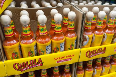 Sam 's Club süpermarketinin rafındaki Cholula acı sosunun yakın görüntüsü