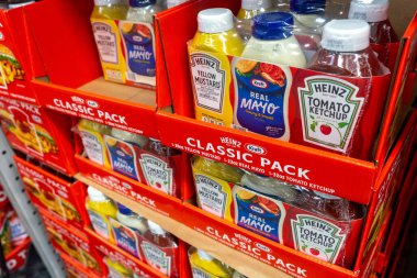 Sam 's Club süpermarketinin rafında Heinz hardalı, Heinz ketçap ve Kraft mayonezi gibi bir sürü sos var.