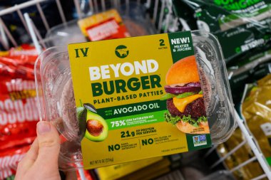 Albuquerque, New Mexico, ABD 'deki bir Sprout marketinin dondurucu bölümünde Beyond Burgers' ın el ele tutuşma paketi.