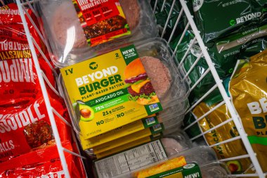 Albuquerque, New Mexico, ABD 'deki bir Sprout marketinin dondurucu bölümündeki Beyond Burgers paketlerine yakından bakın.