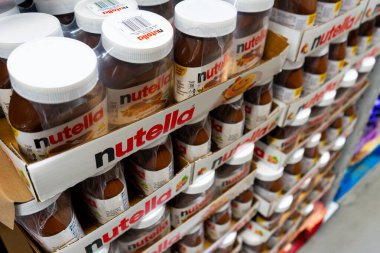 Sam 's Club süpermarketinin raflarında Nutella kavanozları var.