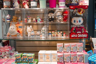 Labubu pelüş oyuncakları Albuquerque, New Mexico, ABD 'deki Cottonwood AVM' de satılıyor.