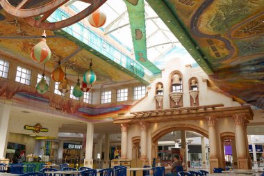 Albuquerque, NM, ABD 'deki Cottonwood Alışveriş Merkezi' nin tavanında sıcak hava balonları, şehir binaları ve çöl manzaraları görülüyor.