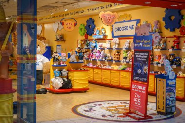 Cottonwood Alışveriş Merkezi 'ndeki bir Ayı İnşa Atölyesi' ne giriş Albuquerque, NM, ABD 'deki farklı oyuncak ayıları gösteriyor.