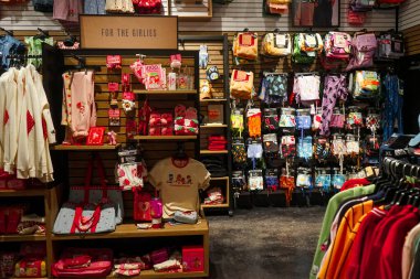 Albuquerque, NM, ABD 'deki Cottonwood Alışveriş Merkezi' ndeki Box Lunch mağazasında çilekli kurabiye ve ürünler.