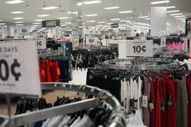 Kanada, Ontario, Cambridge 'deki bir alışveriş merkezindeki Urban Davranış Mağazası' nda indirimli kadın kıyafetleri ve antreman kıyafeti reklamları.