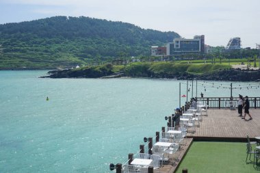 Jeju City, Jeju Adası, Güney Kore 'de Hamdeok Sahili manzaralı bir sahil restoranında akşam yemeği.