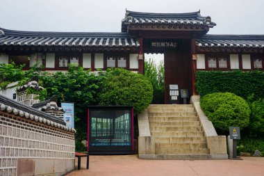 Tarihi Baek In-je Evi 'ne giriş. Güney Kore' nin Seul bölgesindeki Jongno bölgesinde korunmuş bir hanok evi.