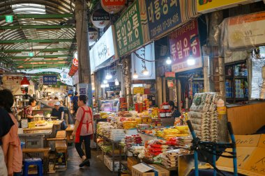 İşçiler ve lokantalar kalabalık Gwangjang pazarında Jongno Bölgesi, Seul, Güney Kore 'de yerel Kore sokak yemekleriyle dolaşıyorlar.