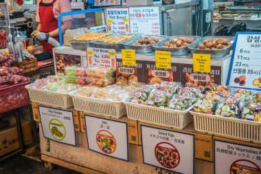 Gwangjang Market 'te satılık meyve ve atıştırmalıklar. Jongno Bölgesi, Seul, Güney Kore' de kazanılan fiyatlarla birlikte.