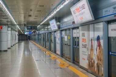 Incheon Metrosu 'ndaki Kültür ve Sanat Merkezi İstasyonunda Namdong-gu, Incheon, Güney Kore' de kimse yok.