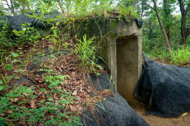 Kore Savaşı 'ndan kalma terk edilmiş harabeler. Paju, Gyeonggi-do, Güney Kore' deki Arındırılmış Bölge yakınlarında. Ormanda toprak ve molozlarla kaplanmış.