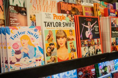 Taylor Swift 'in Barnes ve Noble kitapçılarındaki birkaç derginin kapağında yakın görüntüsü