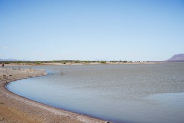 Fil Butte Reservoir kıyıları New Mexico 'da açık mavi bir gökyüzünün altında