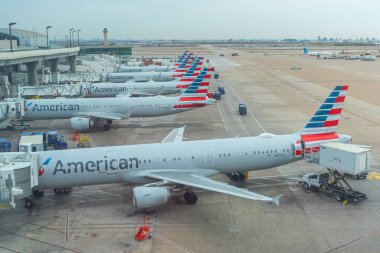 ABD 'nin Teksas eyaletindeki Dallas Fort Worth Uluslararası Havalimanı' ndaki havaalanı terminalindeki sıra sıra Amerikan Hava Yolları uçaklarına yüksek açıdan bakıyor.