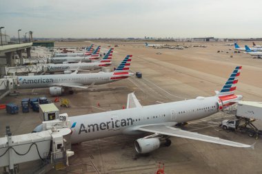 Teksas, ABD 'deki Dallas Fort Worth Uluslararası Havalimanı' nın terminalindeki Amerikan Hava Yolları uçaklarına yukarıdan bakıyor.