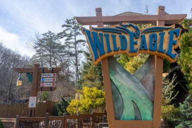 Pigeon Forge, Tennessee, ABD 'deki Dollywood lunaparkındaki Wild Eagle hız treninin girişindeki tabelayı imzalayın.