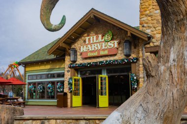 ABD 'nin Tennessee, Tennessee' deki Dollywood tema parkındaki Till and Harvest Food Hall restoranının önünde.