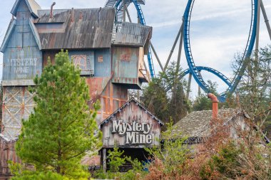 Pigeon Forge, Tennessee, ABD 'deki Dollywood lunaparkındaki Mystery Mine roller coaster' ın dışında.