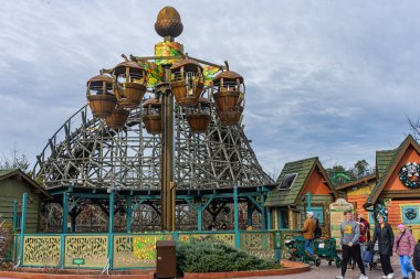 Çocuklar, ABD 'nin Tennessee, Tennessee' deki Dollywood eğlence parkının içinde bir grup ziyaretçi tarafından çevrelenmiş bir şekilde ata biniyorlar.