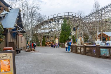 ABD 'nin Tennessee, Tennessee' deki Timber Canyon bölgesinde Dollywood eğlence parkının içinde neredeyse boş bir geçit var.