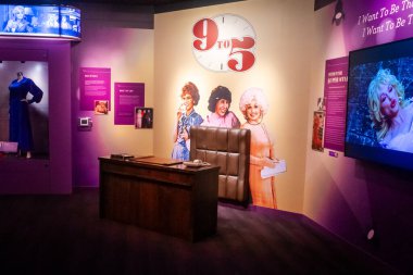 ABD 'nin Tennessee, Tennessee' deki Dollywood tema parkındaki Dolly Parton Experience 'da 9' dan 5 'e kadar film sergisi