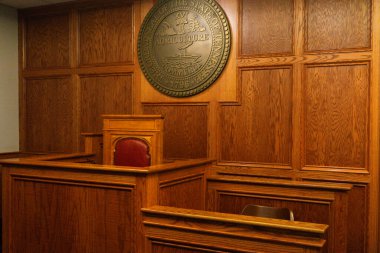 Tennessee 'nin büyük mührü yargıç kürsüsünün üstünde Amerika' nın Tennessee şehrinde bulunan Pigeon Forge, Tennessee 'deki Alcatraz Doğu Suç Müzesi' ndeki sahte bir mahkeme salonunda sergileniyor.