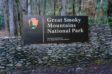 ABD 'nin Tennessee kentindeki Great Smoky Dağları Ulusal Parkı girişinde Ulusal Park Hizmetleri karşılama tabelası