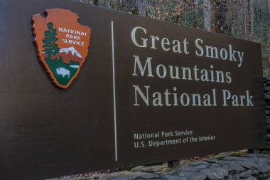 19 Aralık 2025 'te ABD' nin Tennessee kentindeki Great Smoky Dağları Ulusal Parkı 'nın girişindeki Ulusal Park Hizmetleri karşılama tabelasına yakından bakın.