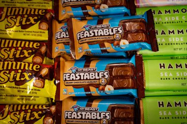 Knoxville, Tennessee, ABD 'deki Rocket Fizz şeker dükkanının rafındaki kremalı fındık aromalı çikolata aromalı Mr.Beast Feastable şekerleri paketleri.