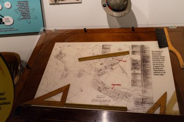 ABD 'nin Tennessee eyaletinin Oak Ridge kentindeki Oak Ridge K-25 fabrikasının mimari planlarını gösteren sergi