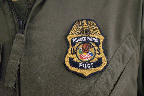 Yama, Teksas, El Paso 'daki Sınır Devriyesi Müzesi' nde kartal ve Amerikan bayrağı amblemi taşıyan Sınır Devriyesi Pilotu olduğunu söylüyor.