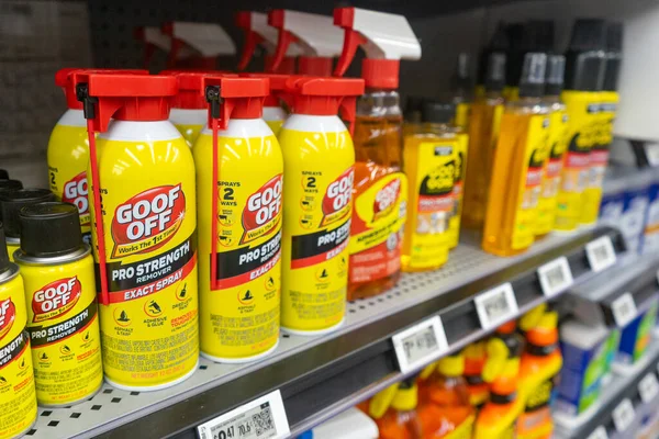 Rio Rancho, New Mexico, ABD 'deki bir Walmart süpermarketinin rafındaki Goof Off Pro Strength marka boya çıkarıcı kutuları.