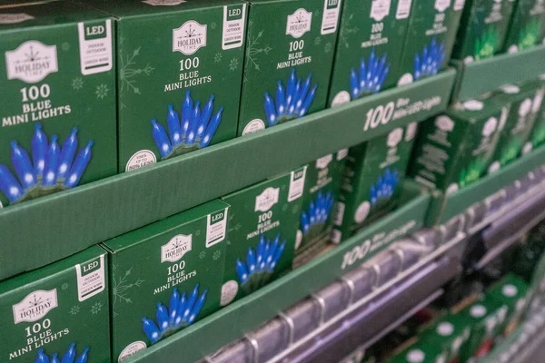 Rio Rancho, New Mexico, ABD 'deki bir Walmart süpermarketinin mevsimlik koridorundaki raflarda duran mavi mini Noel telli ışıklar.