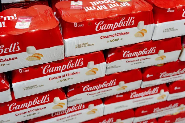 Albuquerque, New Mexico, ABD 'deki Sam' s Club süpermarketinde bir kutu Campbell 's kremalı tavuk çorbası.