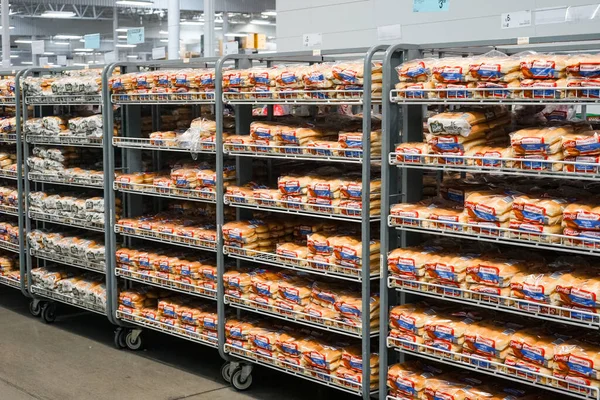 Albuquerque, New Mexico, ABD 'deki Sam' s Club süpermarketinde Sara ile raflar dolusu daha az markalı sosisli ve hamburgerler.