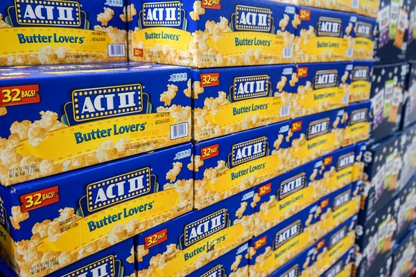 Albuquerque, NM, ABD 'deki Sam' s Club süpermarketinin içindeki koridorda duran Tereyağı Aşıkları 'nın patlamış mısır kutularının yakın görüntüsü