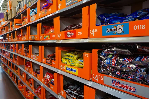 Albuquerque, NM, ABD 'deki bir Walmart süpermarketinin raflarındaki Butterfinger ve Hershey' s gibi farklı markalar.
