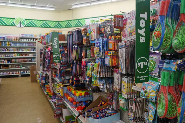 Oyuncak reyonunun Albuquerque, NM, ABD 'deki bir Dollar Tree mağazasındaki görüntüsü