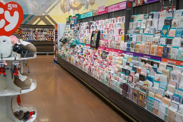 Albuquerque, NM, ABD 'deki Smith' in marketindeki tebrik kartı reyonu.