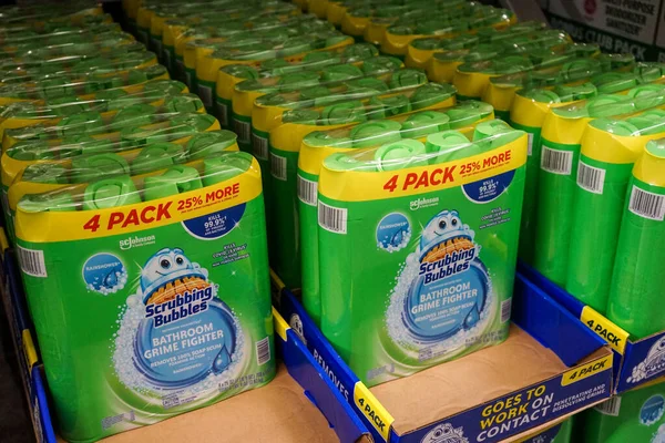 SC Johnson, Albuquerque, New Mexico, ABD 'deki Sam' s Club süpermarketinde satılık banyo temizleyici paketleri temizliyor.
