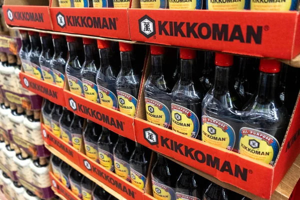 Sam 's Club süpermarketinin rafındaki Kikkoman marka soya sosu şişelerini yakından izleyin.