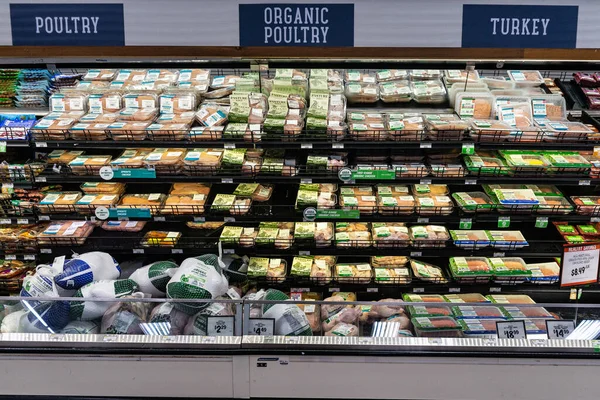 Albuquerque, New Mexico, ABD 'deki bir Sprout marketinin soğutmalı koridorunda paketlenmiş et ürünleri.