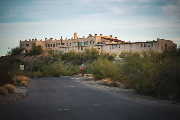 Ajo, Arizona 'da terk edilmiş Phelps Dodge Hastanesi' nin önündeki boş yol gün batımında Meksika sınırına yakın.