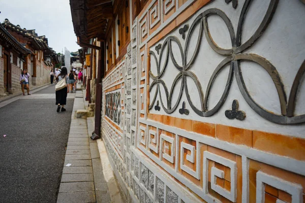 Hanok tarzı evleri olan tarihi Bukchon Hanok Köyü 'nde sanatsal tasarım unsurlarının yakın görüntüsü