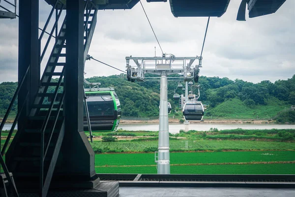 Güney Kore, Gyeonggi-do, Paju 'daki Kore DMZ bölgesindeki Imjingang Nehri' nden geçen Paju Imjingak Barış Gondolunda teleferik yükleme alanı.