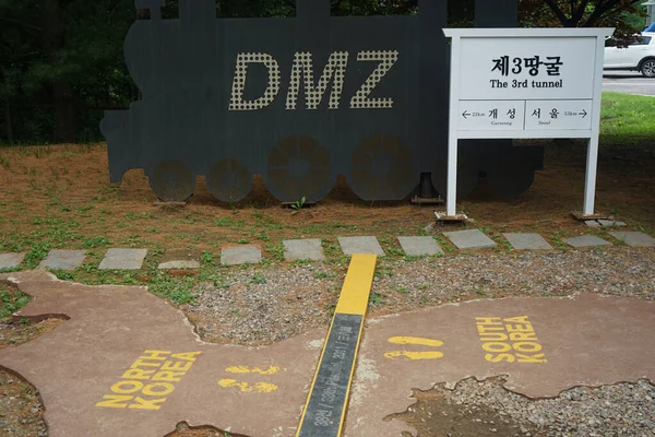 Güney Kore, Paju 'daki Üçüncü Tünel Müzesi' ndeki Koreli askersiz bölgede, Kuzey ve Güney Kore arasındaki asıl sınır olan 38. paraleli işaret ediyor.