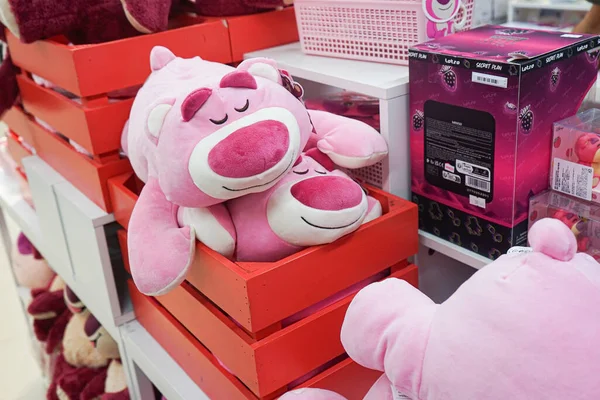 Hongdae, Seul, Güney Kore 'deki Red Road alışveriş bölgesindeki bir mini markette bir sürü ayı oyuncağı.